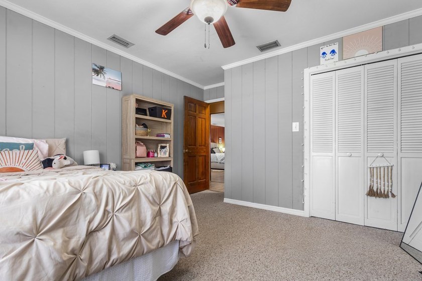 Spacious brick home with separate guest house, pool, and - photo 35