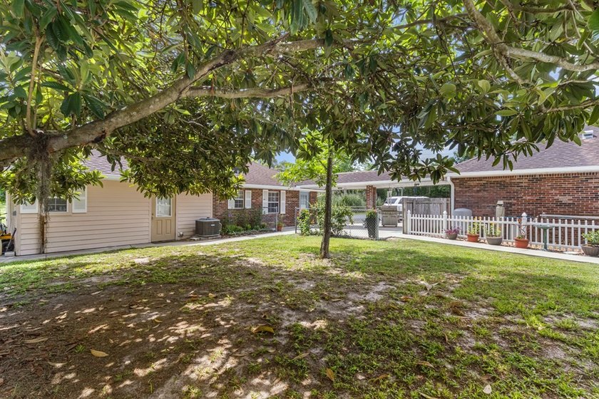 Spacious brick home with separate guest house, pool, and - photo 44