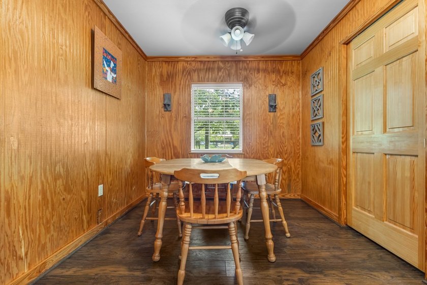 Spacious brick home with separate guest house, pool, and - photo 50
