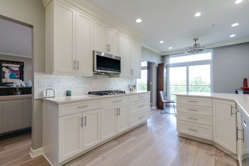 LARGEST PENTHOUSE END-UNIT | POND VIEWS | 3 BEDROOMS | 2.1 BATHS - photo 19