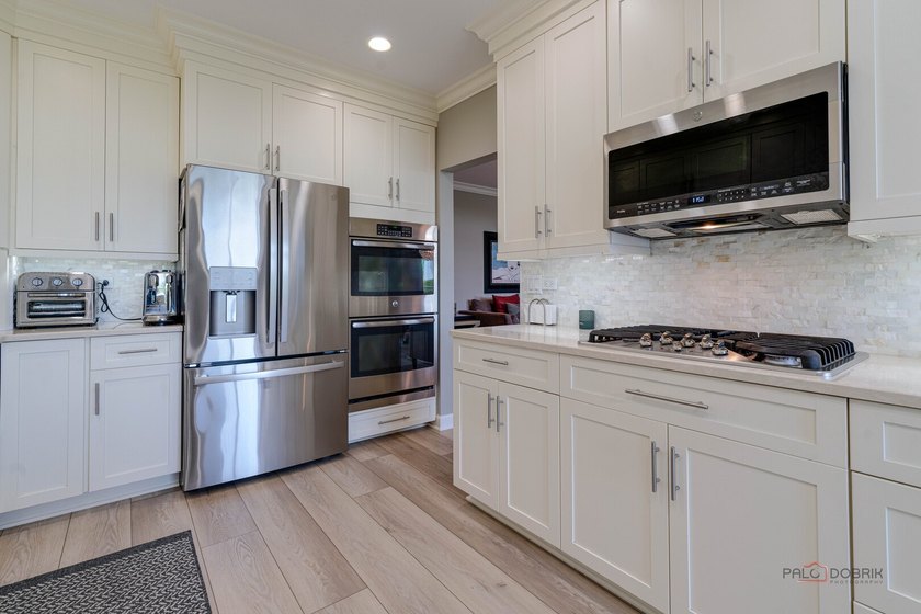 LARGEST PENTHOUSE END-UNIT | POND VIEWS | 3 BEDROOMS | 2.1 BATHS - photo 20