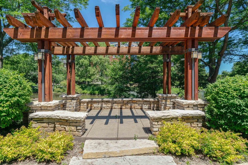 LARGEST PENTHOUSE END-UNIT | POND VIEWS | 3 BEDROOMS | 2.1 BATHS - photo 36