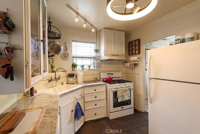 Welcome to your new home! This meticulously maintained 3-bedroom - photo 5