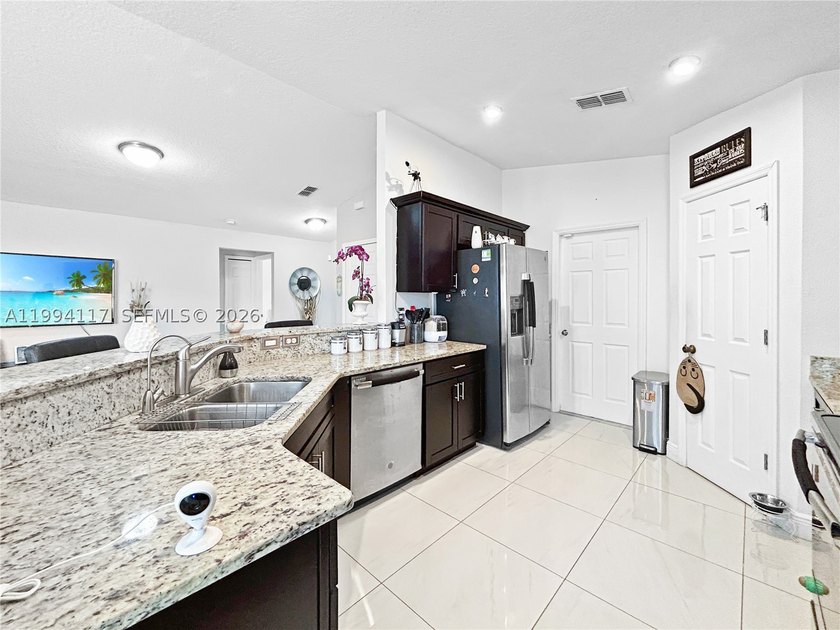 Discover this stunning property featuring 3 spacious bedrooms - photo 7