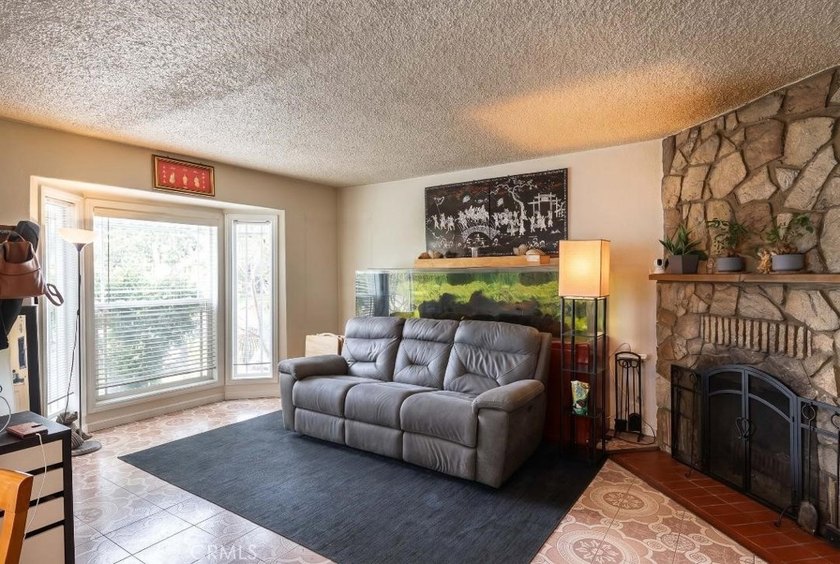 Welcome to your new home! This meticulously maintained 3-bedroom - photo 8