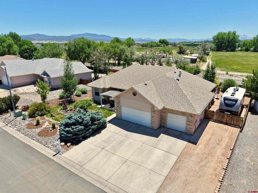 Welcome home to this beautifully updated ranch-style property in - photo 2