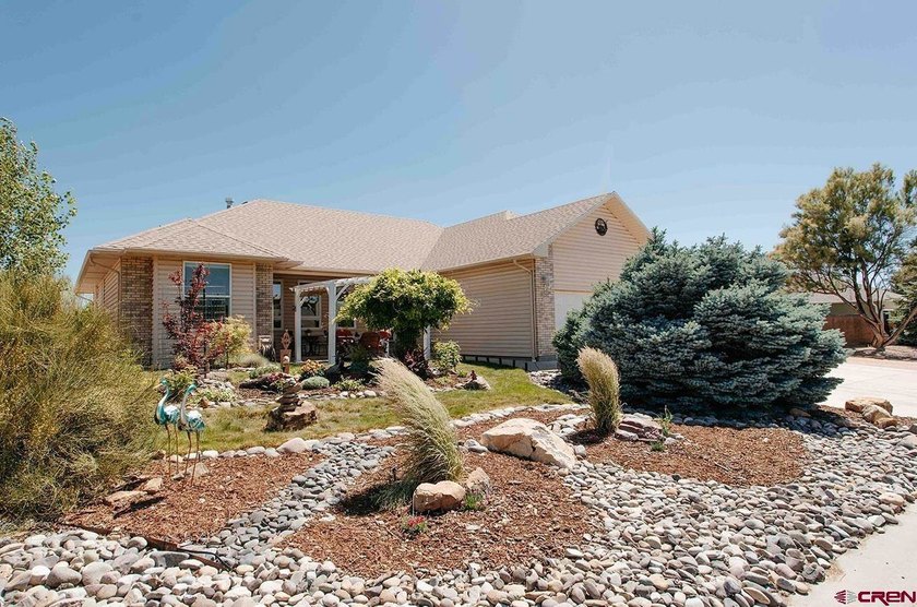 Welcome home to this beautifully updated ranch-style property in - photo 3