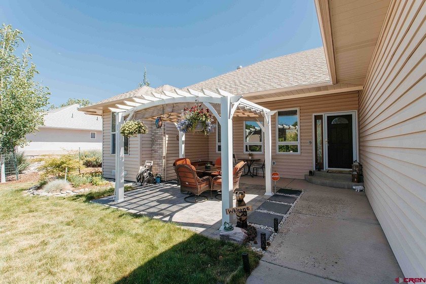 Welcome home to this beautifully updated ranch-style property in - photo 4