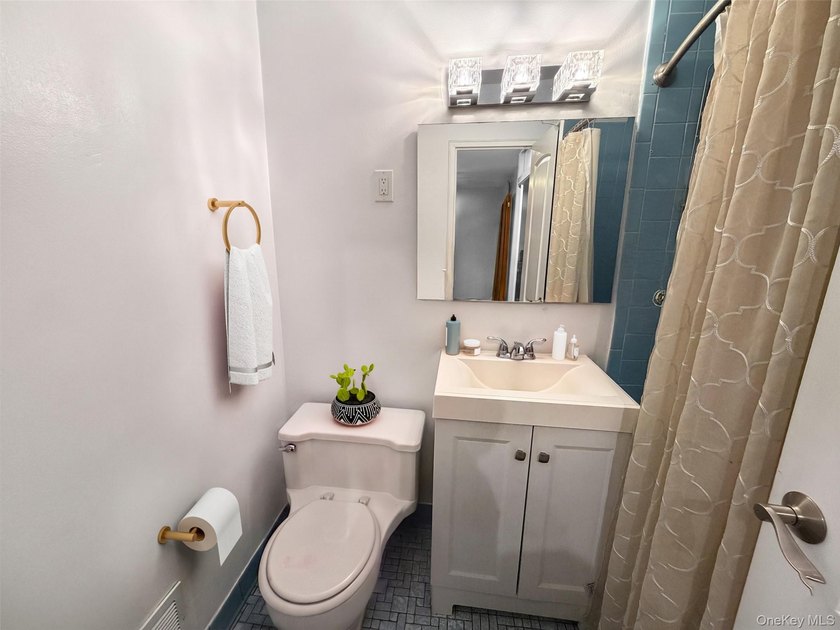 Welcome to this beautifully maintained 1-bedroom apartment for - photo 8