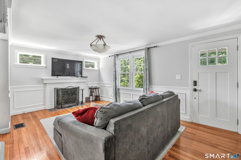 Welcome to this charming Cape in Fairfield's desirable - photo 3