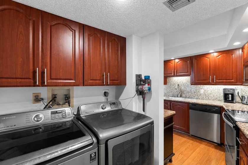 Spacious 2 BD, 2 BA condo overlooking the golf course in - photo 12