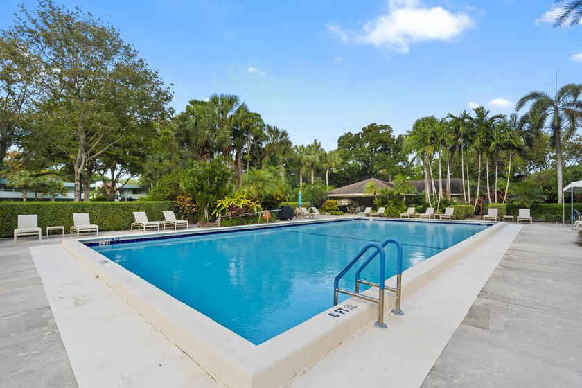 Spacious 2 BD, 2 BA condo overlooking the golf course in - photo 42