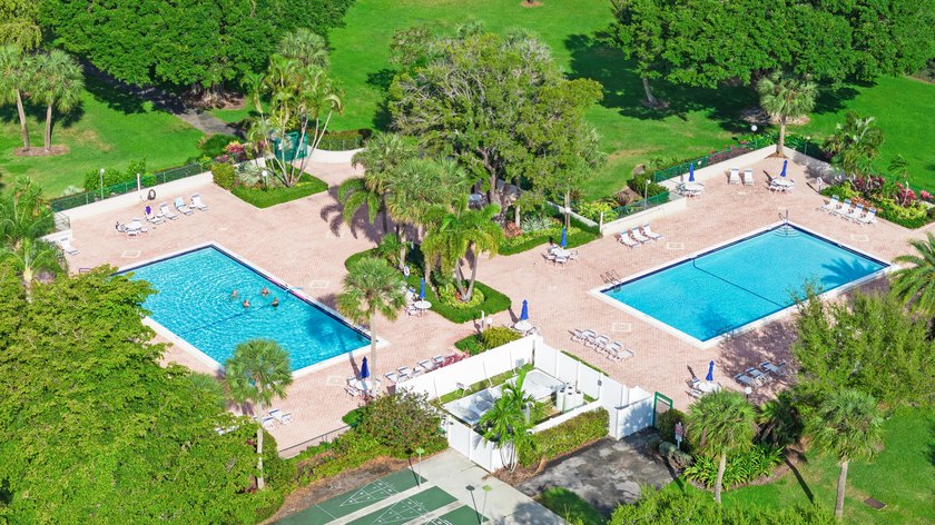 Spacious 2 BD, 2 BA condo overlooking the golf course in - photo 44