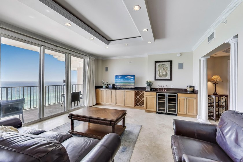 Rare gem--an over 2,200 square foot 3/3 penthouse condo in the - photo 2