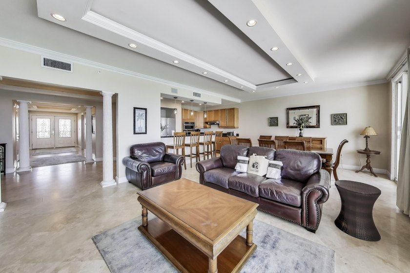Rare gem--an over 2,200 square foot 3/3 penthouse condo in the - photo 4