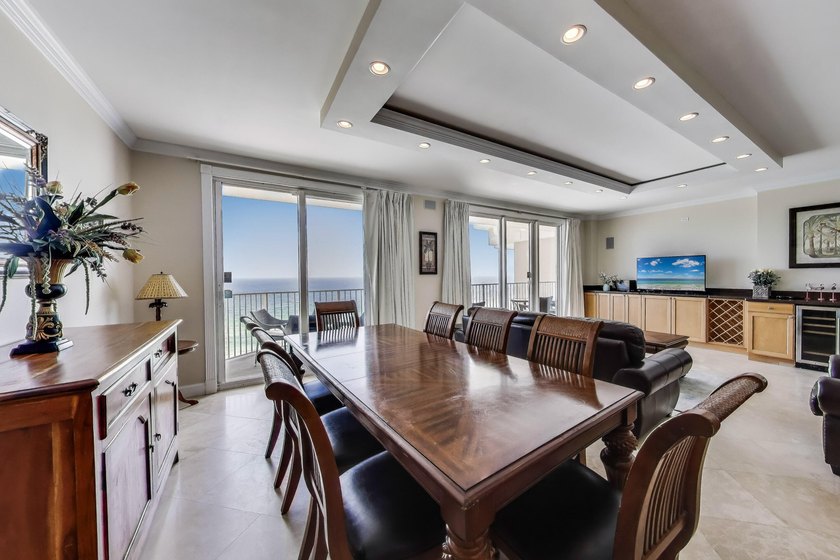 Rare gem--an over 2,200 square foot 3/3 penthouse condo in the - photo 5