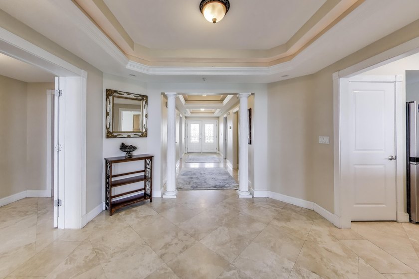 Rare gem--an over 2,200 square foot 3/3 penthouse condo in the - photo 6