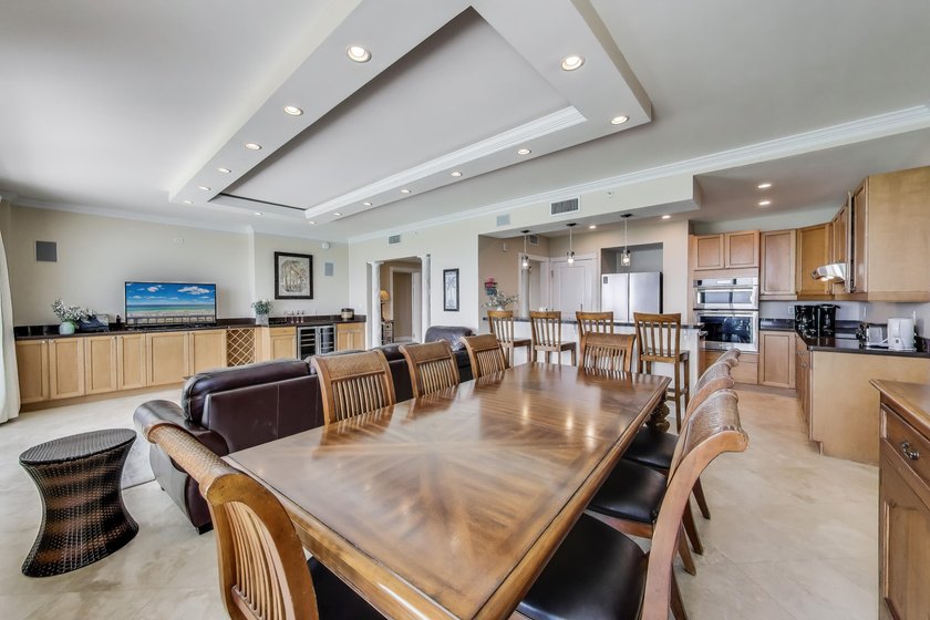 Rare gem--an over 2,200 square foot 3/3 penthouse condo in the - photo 8