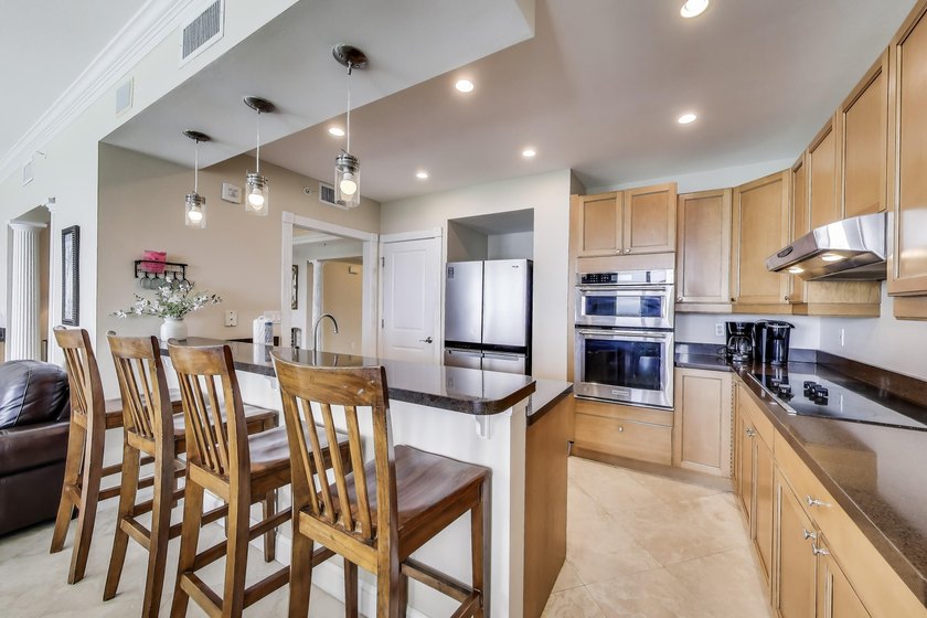 Rare gem--an over 2,200 square foot 3/3 penthouse condo in the - photo 10