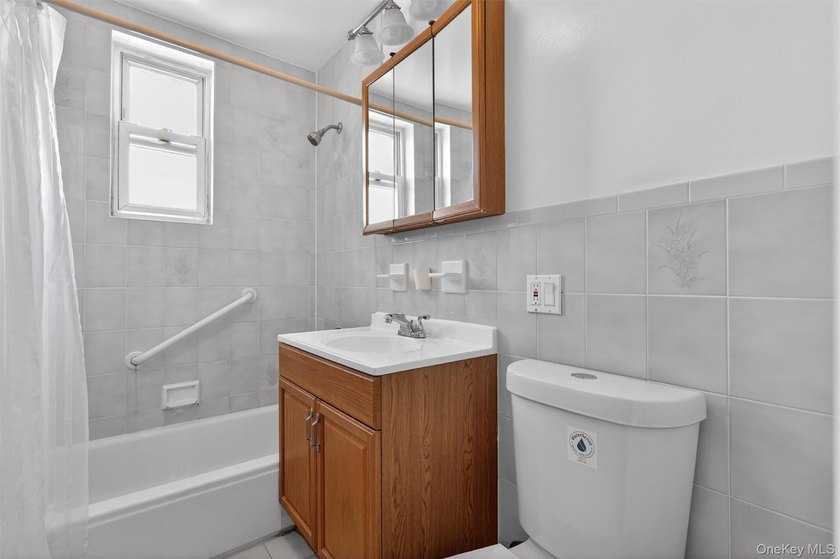 Welcome Home to 642 Edison! A rare opportunity in Throggs Neck - photo 17