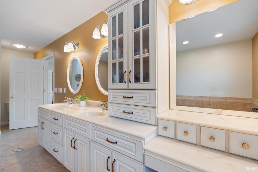 Welcome to waterfront living at its finest! This beautifully - photo 29