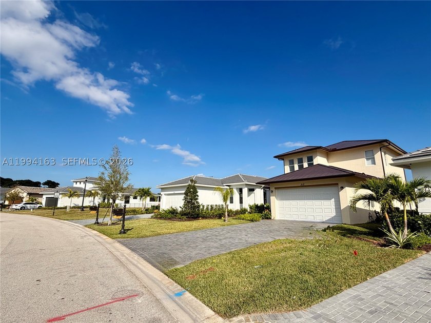**NEW CONSTRUCTION** Stunning Brand-New 4Bedroom, 3Bathroom Home - photo 3