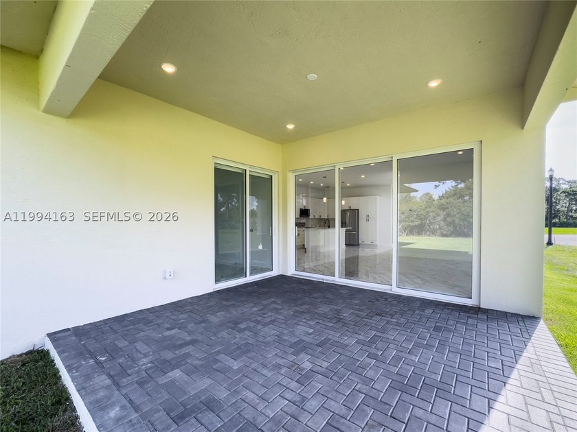 **NEW CONSTRUCTION** Stunning Brand-New 4Bedroom, 3Bathroom Home - photo 5