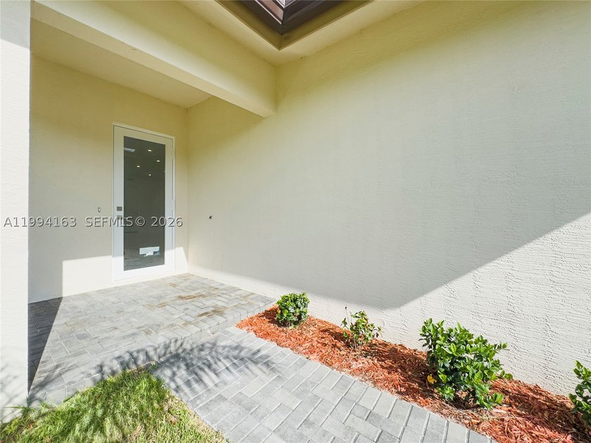**NEW CONSTRUCTION** Stunning Brand-New 4Bedroom, 3Bathroom Home - photo 7