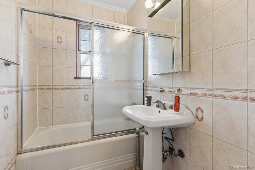 An opportunity to live in Forest Hills Gardens, this bright - photo 4