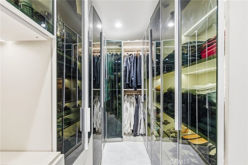 Modern Luxury Meets Exceptional Versatility in Walteria - photo 30