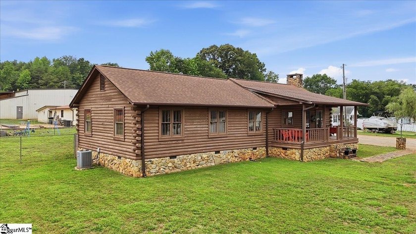 Unique ranch-style family home with 4 bedrooms, 2 full bathrooms - photo 5