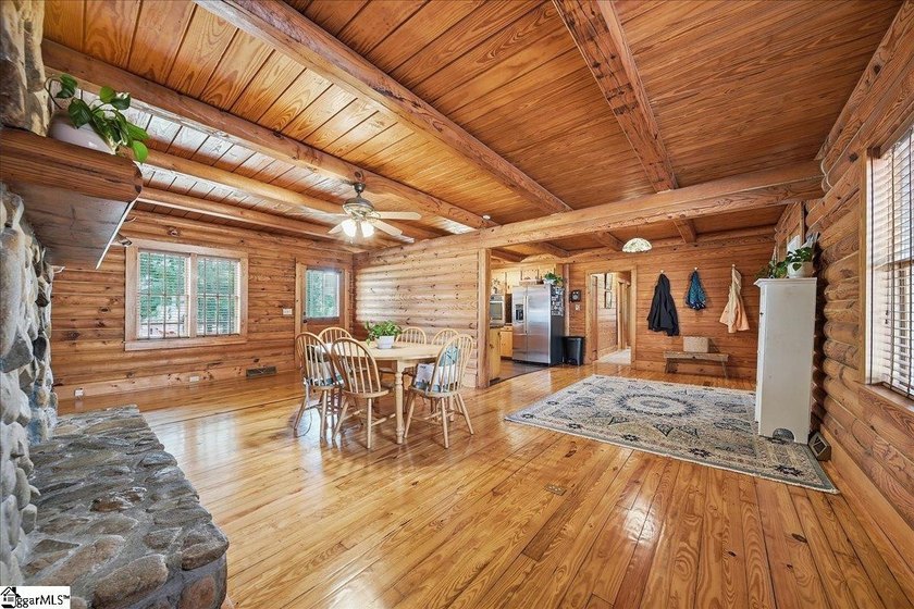 Unique ranch-style family home with 4 bedrooms, 2 full bathrooms - photo 8