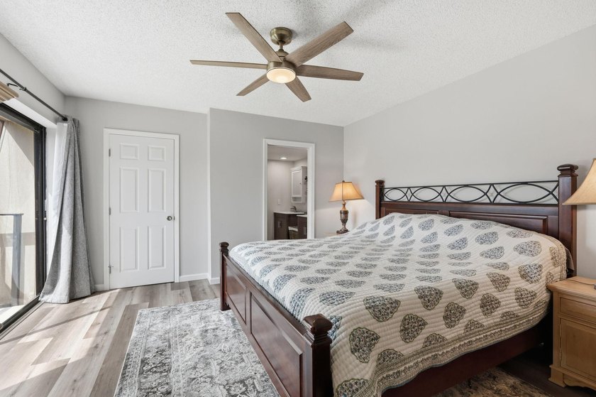 Welcome home to this well-presented 2-bed, 2.5-bath townhome - photo 11