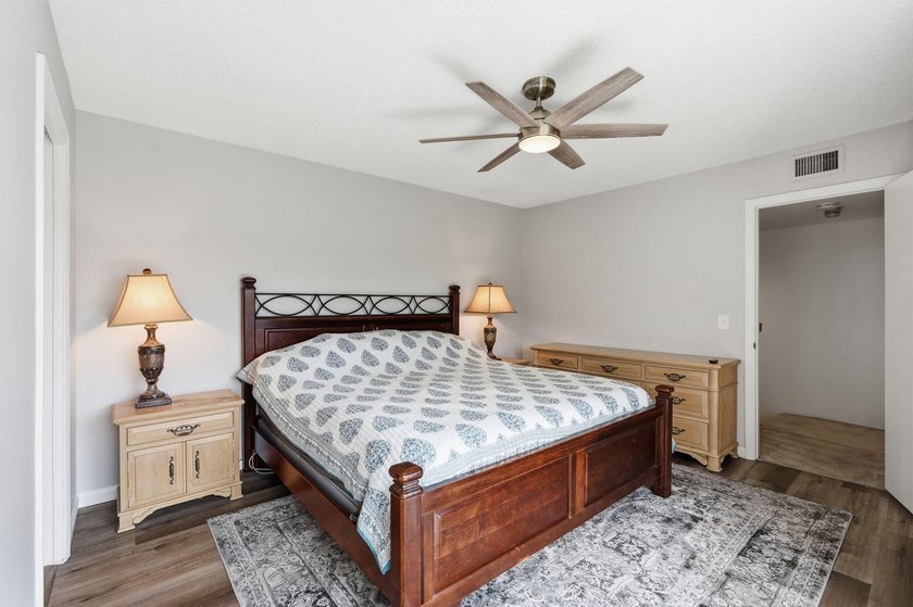 Welcome home to this well-presented 2-bed, 2.5-bath townhome - photo 12