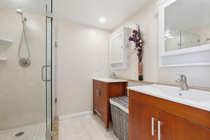 Welcome home to this well-presented 2-bed, 2.5-bath townhome - photo 15