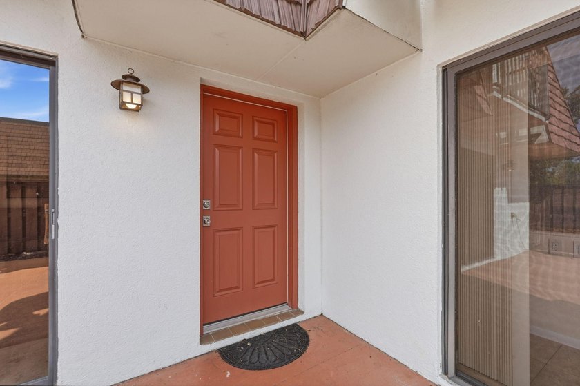 Welcome home to this well-presented 2-bed, 2.5-bath townhome - photo 21