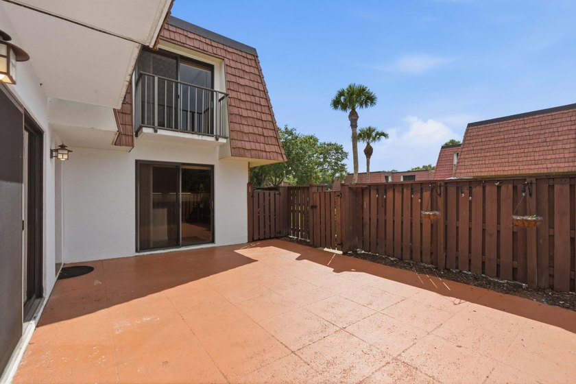 Welcome home to this well-presented 2-bed, 2.5-bath townhome - photo 22