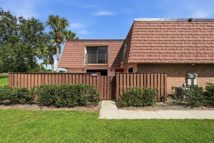 Welcome home to this well-presented 2-bed, 2.5-bath townhome - photo 23