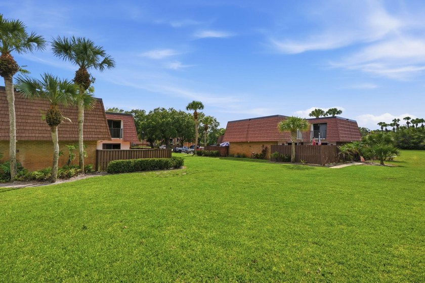 Welcome home to this well-presented 2-bed, 2.5-bath townhome - photo 26