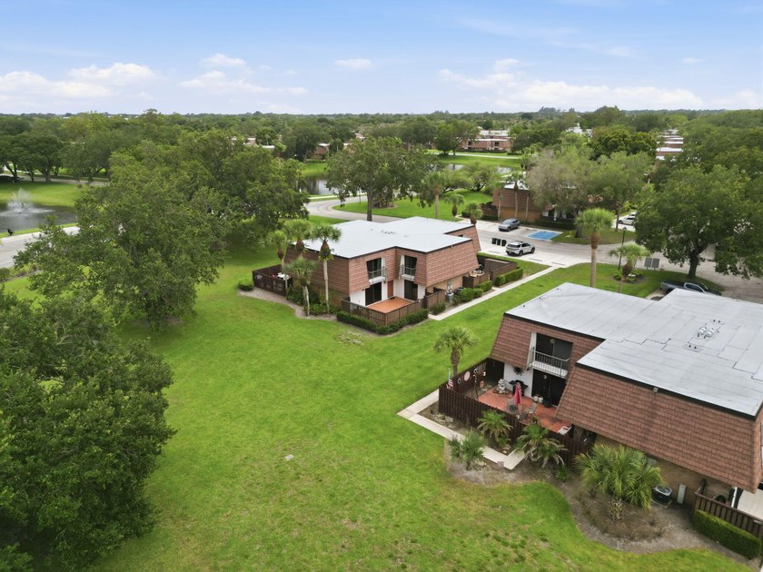 Welcome home to this well-presented 2-bed, 2.5-bath townhome - photo 38