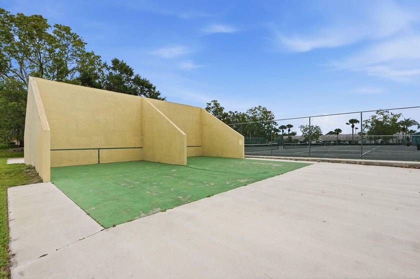 Welcome home to this well-presented 2-bed, 2.5-bath townhome - photo 42