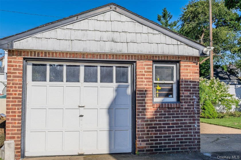 Introducing 6 Grenville Ct- Welcome to this charming 4-bedroom - photo 30