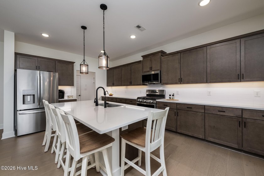 Beautifully maintained and thoughtfully designed, this 2 - photo 15