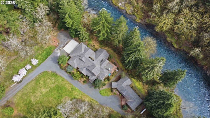 Exceptional Kalama River estate on 2.76 private acres with - photo 3