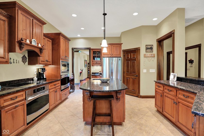 Discover luxury &amp; privacy in this exquisite executive home. This - photo 22