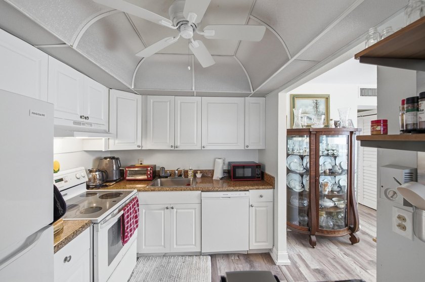 Welcome to this charming one-bedroom, one-and-a-half-bath Villa - photo 11