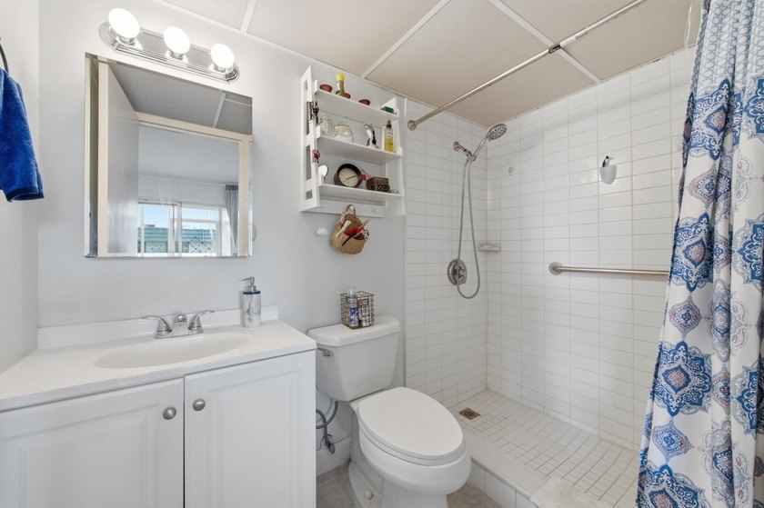 Welcome to this charming one-bedroom, one-and-a-half-bath Villa - photo 14