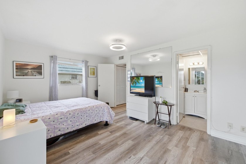 Welcome to this charming one-bedroom, one-and-a-half-bath Villa - photo 18