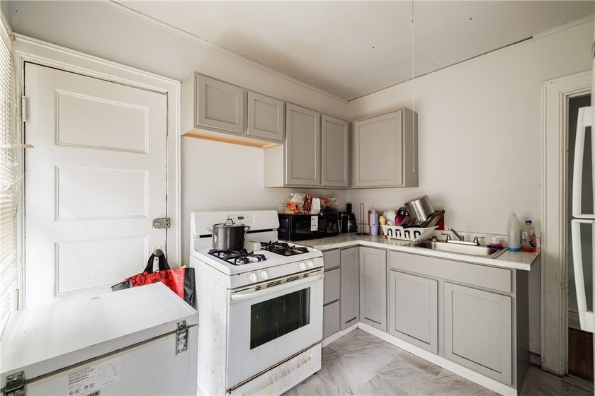 Excellent investment or owner-occupant opportunity in - photo 20
