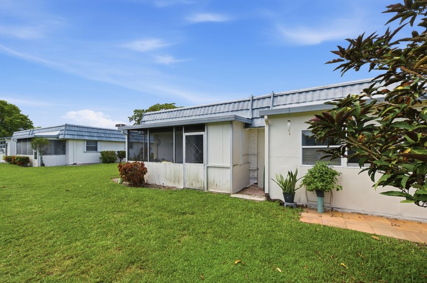 Welcome to this charming one-bedroom, one-and-a-half-bath Villa - photo 26